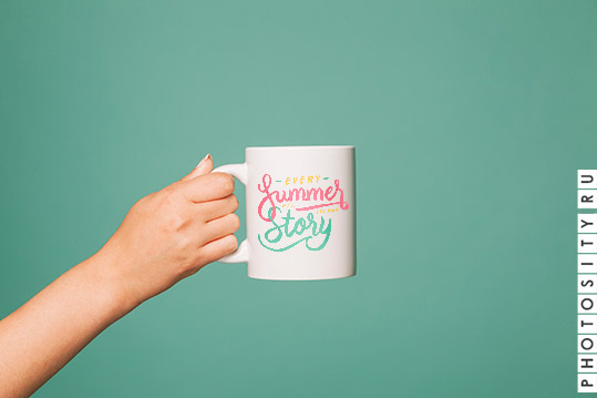 Макет кофейной кружки в руке / Coffee mug mockup with arm